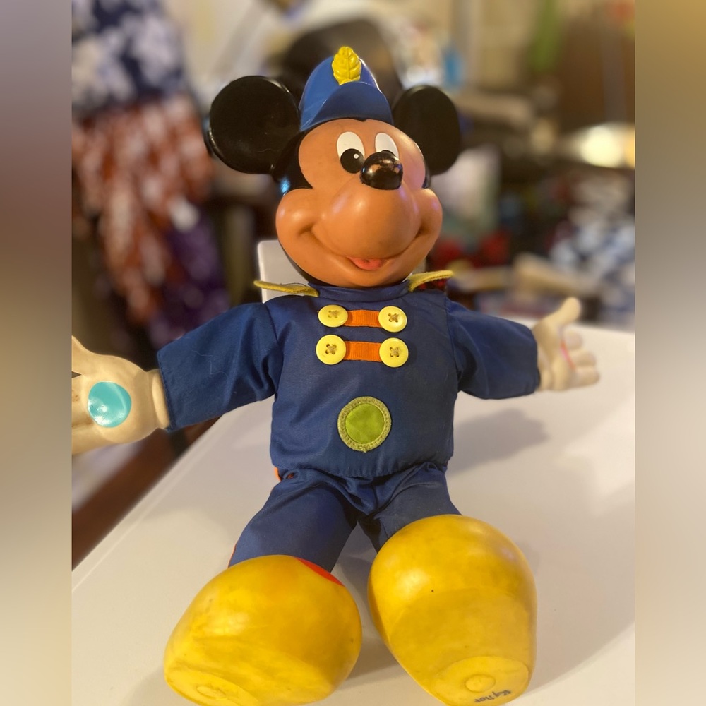 1990’s retro Mickey Mouse marching band